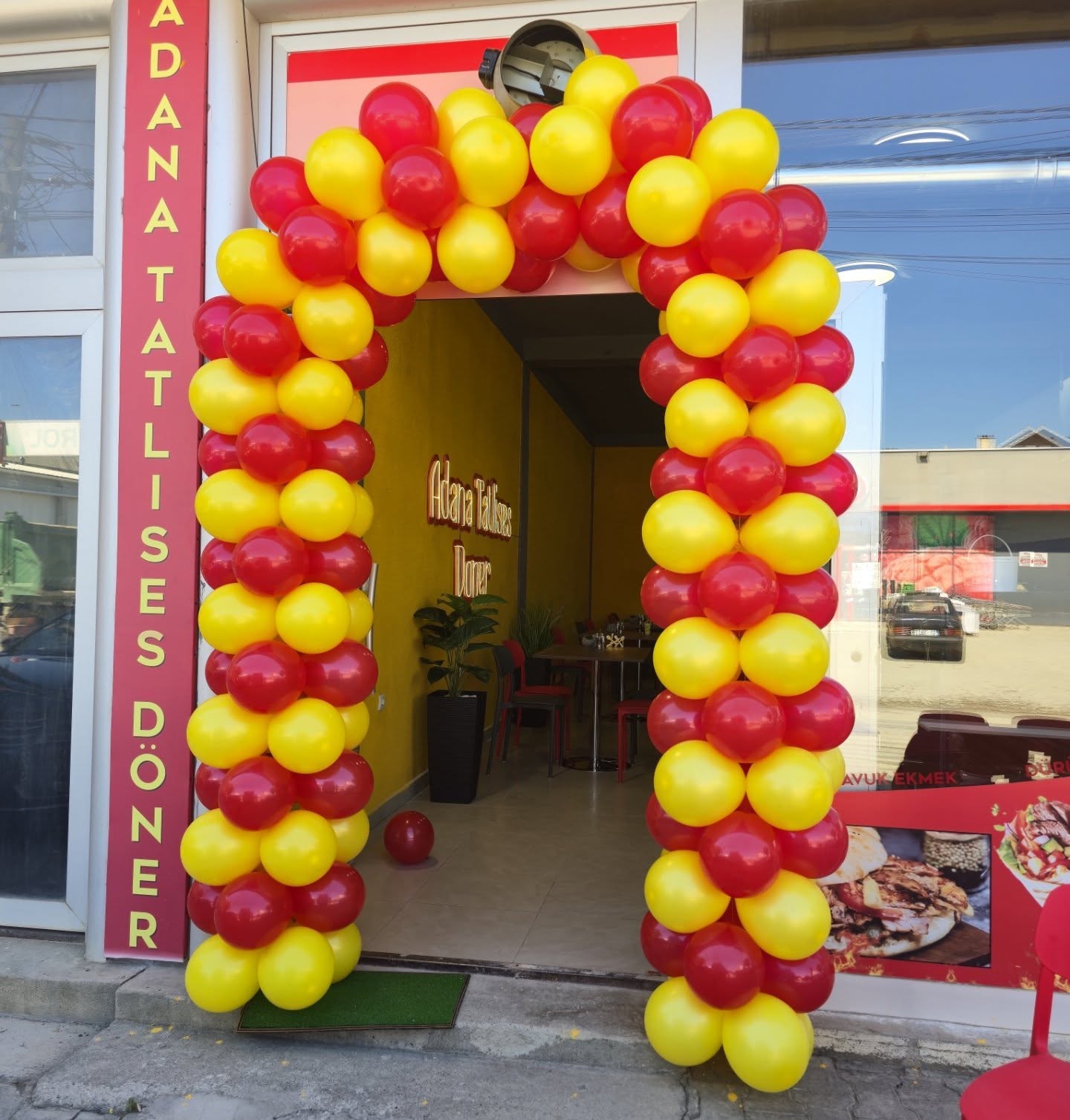 Adana Tatlıses’in kırmızı ve sarı balonlarla süslenmiş Prizren’deki girişi